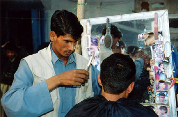 Джелалабад, парикмахерская на улице