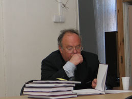 Председатель ГЭК Бибиков М.В. изучает дипломные работы