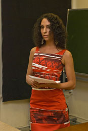 Оксана Генина выступает с презентацией дипломного проекта