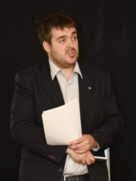 Константин Салатин  выступает с защитой дипломного проекта