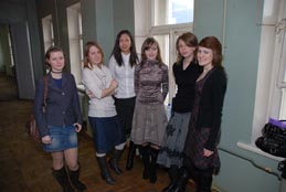 Студентки перед аудиторией. Слева направо: Елена Теслова, Алина Головина, Кристина Хан, Суркова Анна, Антонова Ольга, Юлия Биттер