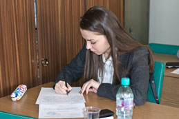 Анна Шавердашвили готовит ответы на вопросы экзаменационного билета