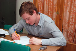 Олег Колтунов готовит ответы на вопросы экзаменационного билета