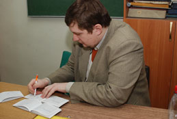 Член экзаменационной комиссии зам.декана ФИПП, к.и.н. Беляев Дмитрий Дмитриевич расписывается в зачетках