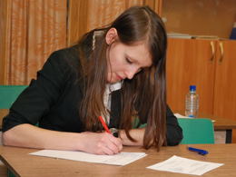 Рюкина Ольга готовит ответ на вопросы экзаменационного билета