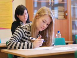 Полежаева Ольга готовит ответы на вопросы экзаменационного билета