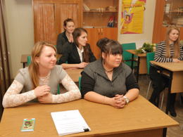 Студенты внимательно слушают результаты экзамена