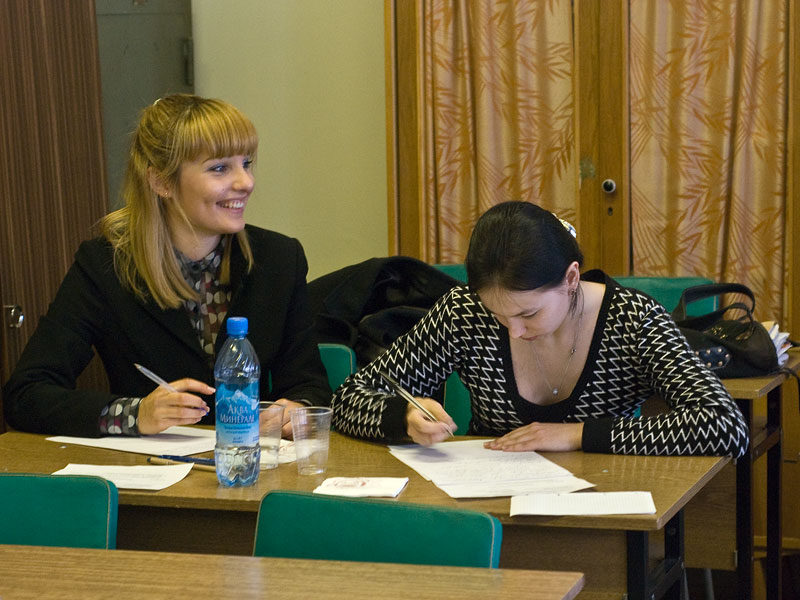 Евгения Кожухова и Ольга Гриднева готовят ответы на экзаменационные вопросы