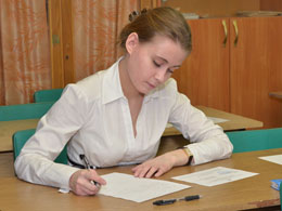 Кожевникова Ксения готовит ответ на вопросы экзаменационного билета