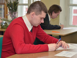 Цветков Алексей готовит ответ на вопросы экзаменационного билета