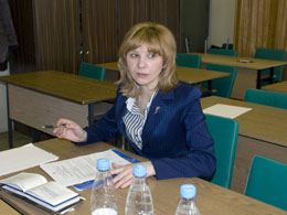 Секретарь экзаменационной комиссии О.Е. Антонова расписывается в зачетках