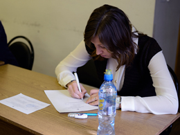 Марина Болотина готовит ответы на вопросы экзаменационного билета