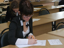 Елена Кораблина готовит ответы на экзаменационные вопросы