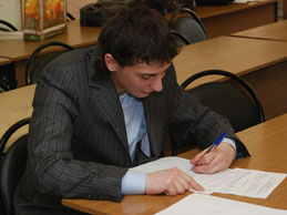 Роман Миркин готовит ответы на вопросы экзаменационного билета