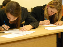 Екатерина Синявская и Ольга Лыгина  готовят ответы на вопросы экзаменационного билета