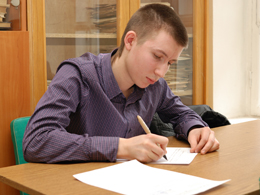 Лазарев Николай готовит ответы на вопросы экзаменационного билета