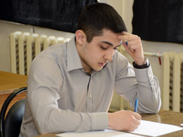 Сивохин Иван готовит ответы на вопросы экзаменационного билета