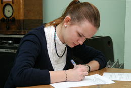 Инга Мерзлякова готовит ответы на вопросы экзаменационного билета