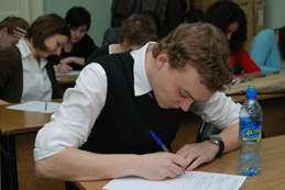 Игорь Горлов готовит ответ на вопросы экзаменационного билета
