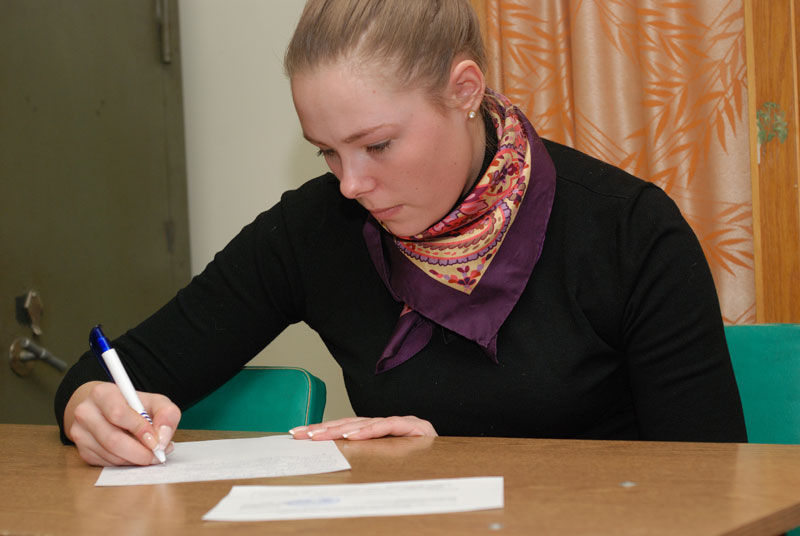 Жохова Дарья готовит ответы на вопросы экзаменационного билета