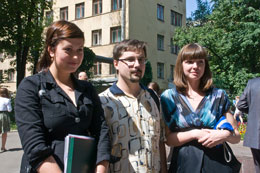 Светлана Карева и Мария Малиновская со своим научным руководителем П.А. Кюнгом