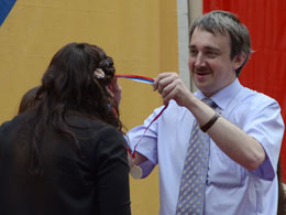 Зам.декана Г.Н.Ланской вручает памятную медаль выпускнице ФТАД Даниловой Анне