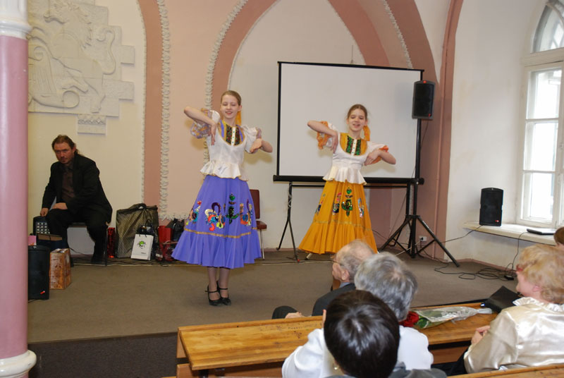 Народный танец исполняют племянницы Владимира Марковича Прохоровы Ирина и Александра