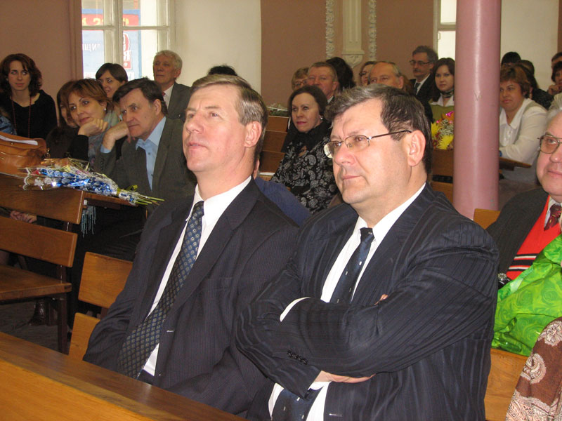 В зале: на переднем плане заместители руководителя Федерального архивного агентства В.П. Тарасов и А.Н. Артизов