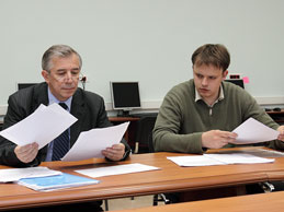 Члены жюри Л.И.Бородкин и А.Ю.Володин оценивают результаты II тура