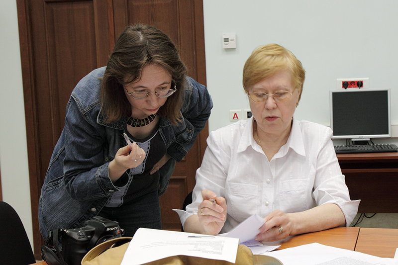 Члены жюри Е.В.Боброва и И.М.Гарскова оценивают результаты II тура