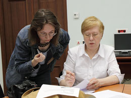 Члены жюри Е.В.Боброва и И.М.Гарскова оценивают результаты II тура