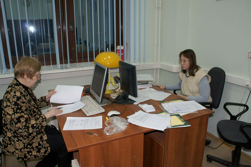 И.М.Гарскова (РГГУ/МГУ) и Е.В.Боброва (РГГУ) проверяют работы участников олимпиады