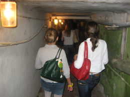 Студенты спускаются в подземное хранилище кинодокументов на нитропленке Российского государственного архива кинофотофонодокументов
