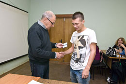 Студенческий билет получает Андрей Сморченко
