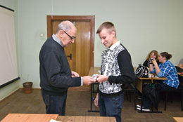 Студенческий билет получает Алексей Григорьев